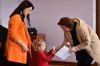 Pani instruktor wręcza dyplom i nagrodę